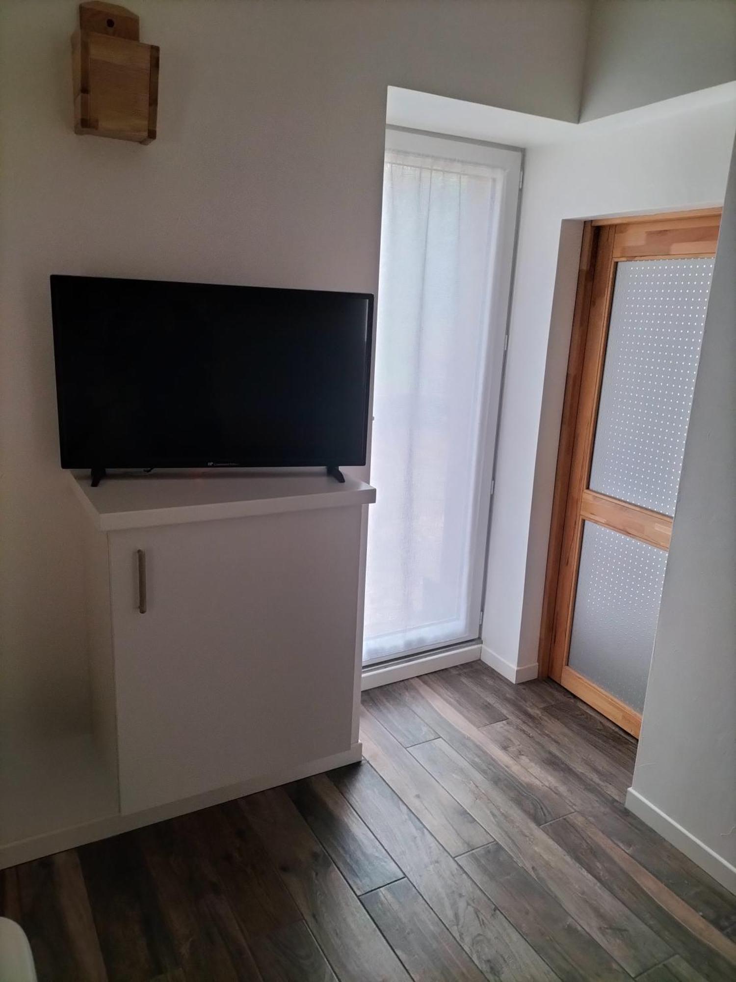 Logement Entier 3 Pieces Et Terrasse Mazieres-en-Gatine Exterior foto